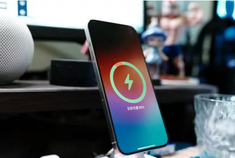船山苹果15换屏服务分享用什么充电器给iPhone15充电更好 